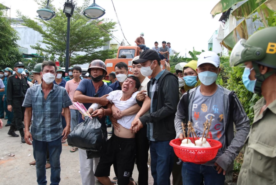 Vụ cháy nhà khiến 3 mẹ con tử vong ở Ninh Thuận: Người chồng ngất lịm khi nhìn thấy thi thể vợ con, không khí tang thương bao trùm xóm làng - Ảnh 1