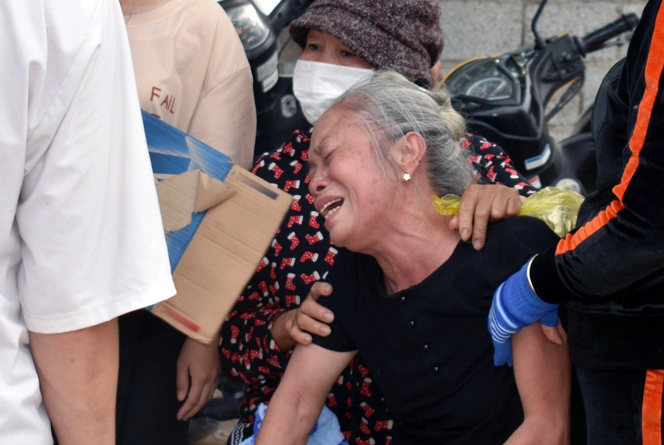 Vụ cháy nhà khiến 3 mẹ con tử vong ở Ninh Thuận: Người chồng ngất lịm khi nhìn thấy thi thể vợ con, không khí tang thương bao trùm xóm làng - Ảnh 2