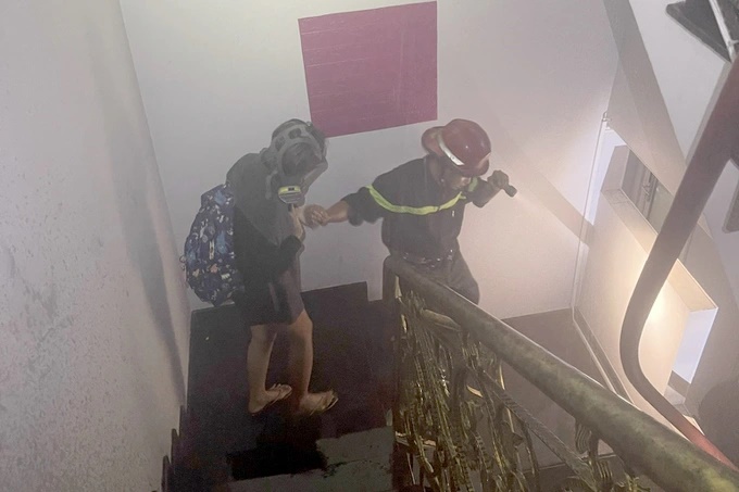 Cháy lớn ở quận Bình Thạnh, cảnh sát giải cứu 10 người thoát khỏi 'cửa tử' - Ảnh 3