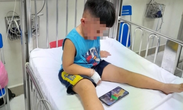 Diễn biến sức khỏe mới nhất của bé trai 3 tuổi bị gã hàng xóm siết cổ rồi nhốt vào tủ cấp đông ở Hà Nam - Ảnh 1