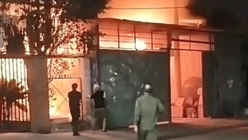 1 xưởng may trong khu dân cư ở thành phố Tân Uyên bất ngờ bốc cháy dữ dội trong đêm - Ảnh 1
