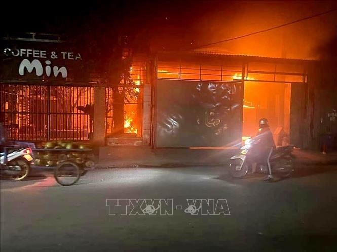1 xưởng may trong khu dân cư ở thành phố Tân Uyên bất ngờ bốc cháy dữ dội trong đêm - Ảnh 3
