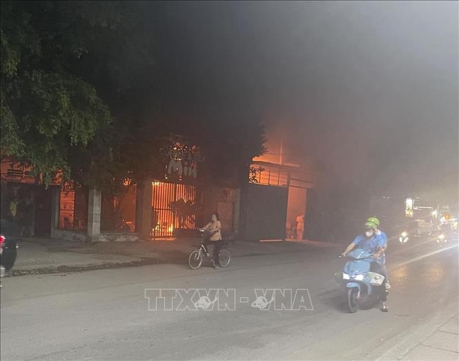1 xưởng may trong khu dân cư ở thành phố Tân Uyên bất ngờ bốc cháy dữ dội trong đêm - Ảnh 4