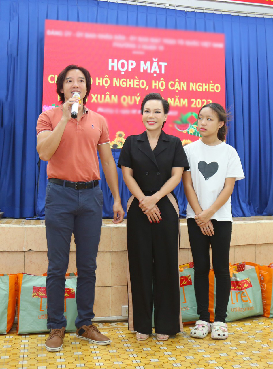 Con gái Việt Hương: Gia đình khá giả vẫn sống giản dị, mặc đồ bình dân 100 ngàn, tiết kiệm tiền ống heo để giúp đỡ những hoàn cảnh khó khăn - Ảnh 7