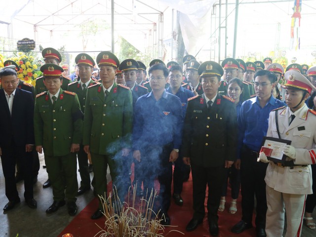 Hội Phụ nữ nhận đỡ đầu 2 con của Đại úy Trần Trung Hiếu hy sinh khi làm nhiệm vụ ở Hà Tĩnh  - Ảnh 3