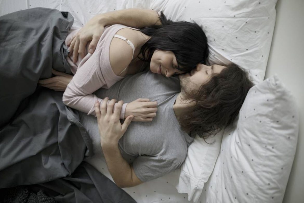 Nhìn vào 3 cách ôm hôn vợ của chồng trên giường biết ngay thấy mức độ chung thuỷ của chồng - Ảnh 2