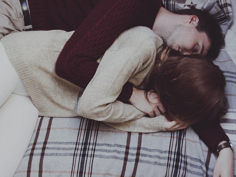 Nhìn vào 3 cách ôm hôn vợ của chồng trên giường biết ngay thấy mức độ chung thuỷ của chồng - Ảnh 1
