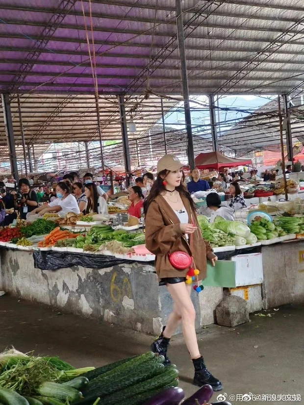 Chỉ xuất hiện vài phút ngắn ngủi khi đi chợ, Dương Mịch khiến dân tình xuýt xoa trước vẻ đẹp ngút trời ở tuổi 35 - Ảnh 1