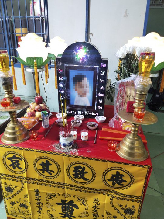 Thông tin MỚI vụ bé trai 18 tháng tuổi nghi bị bạo hành dẫn đến tử vong ở Long An: Lực lượng chức năng tiến hành tạm giam người mẹ và bạn trai để điều tra - Ảnh 1