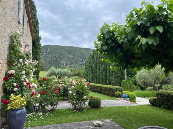 Mãn nhãn ngắm không gian sống tại Pháp của diva Hồng Nhung và bạn trai: Khu vườn rộng 6 hecta tràn ngập hương hoa như lạc vào thế giới cổ tích - Ảnh 5