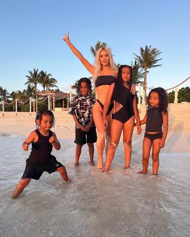 Kim Kardashian tiết lộ cách dạy con “cực hay” vào ngày sinh nhật để chúng nhớ về tuổi thơ - Ảnh 1