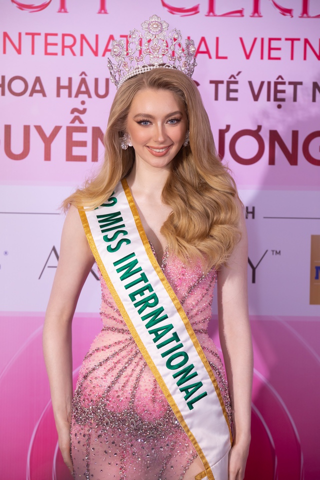 Phương Nhi chính thức trở thành Miss International Vietnam 2023: Dàn mỹ nhân đến ủng hộ, Thảo Nhi Lê xuất hiện gây sốt - Ảnh 2