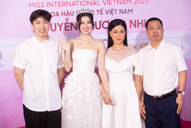 Phương Nhi chính thức trở thành Miss International Vietnam 2023: Dàn mỹ nhân đến ủng hộ, Thảo Nhi Lê xuất hiện gây sốt - Ảnh 11