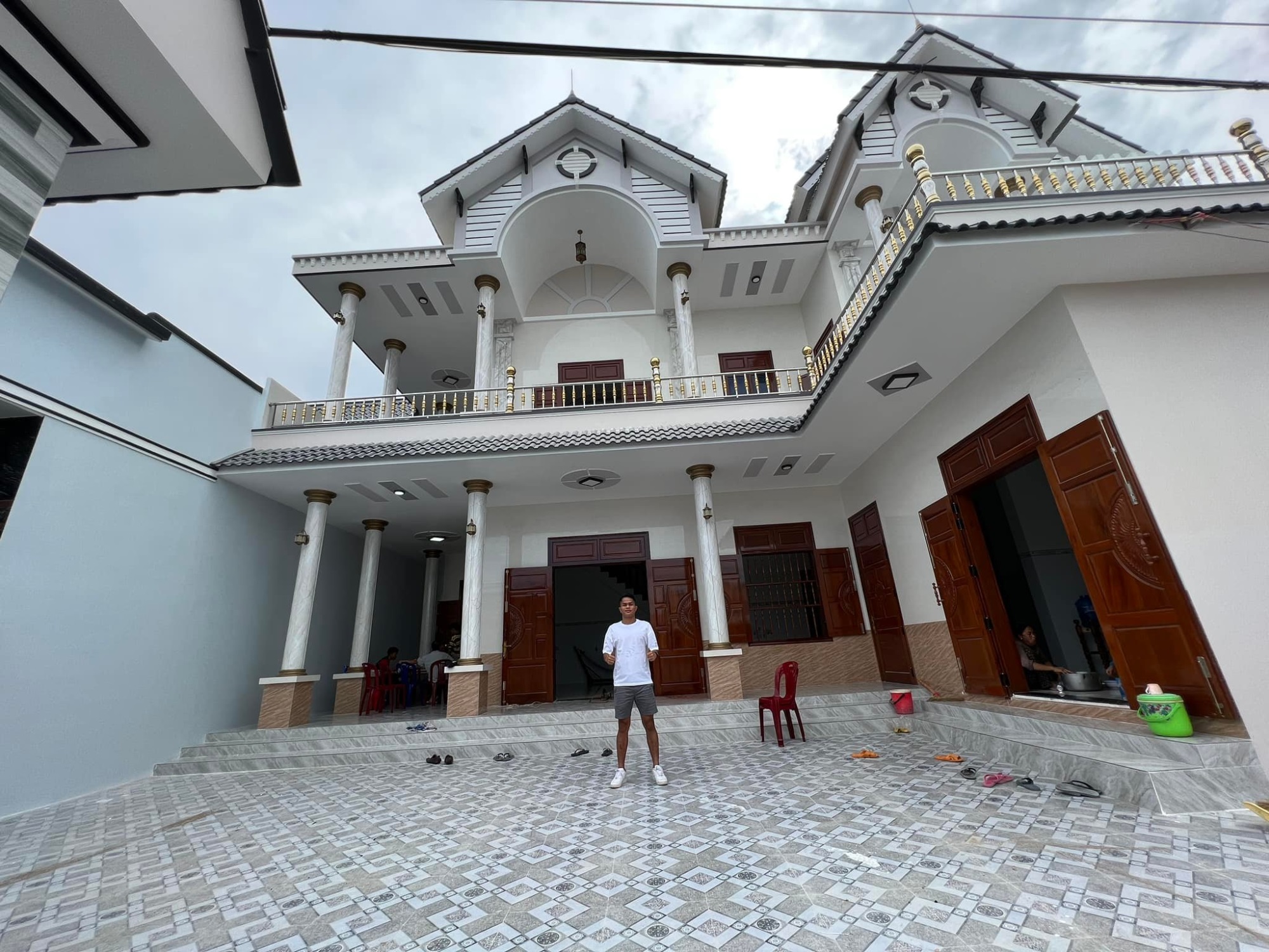 Dụng Quang Nho khoe biệt phủ xây cho bố mẹ: Ký ức về ngôi nhà dột nát và cú đổi đời nhờ bóng đá - Ảnh 2