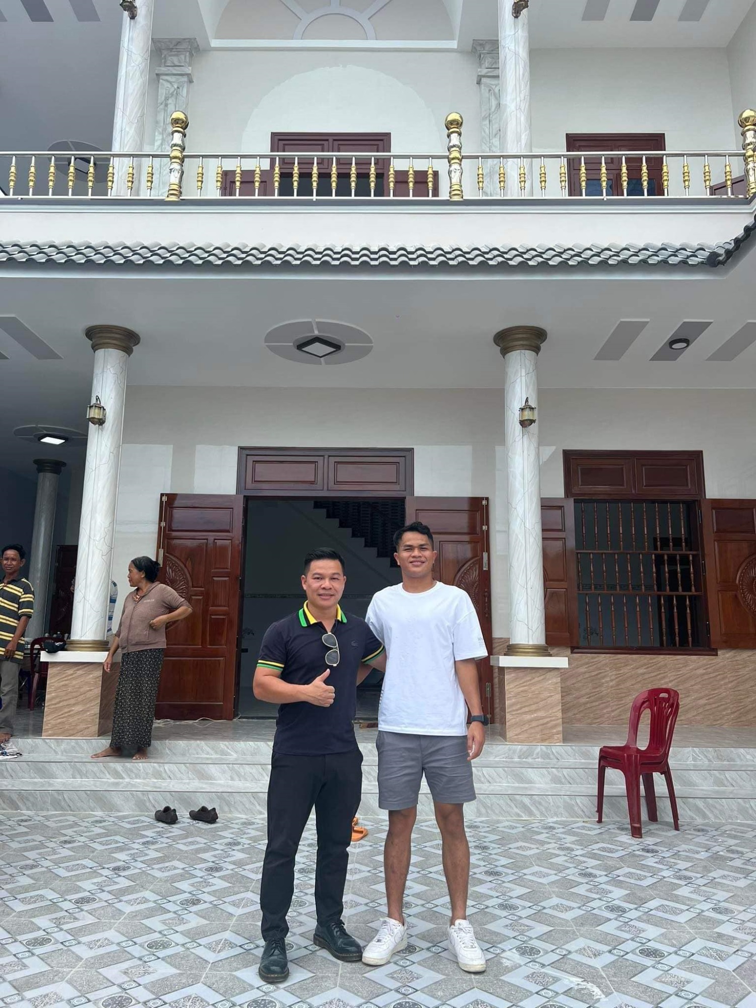Dụng Quang Nho khoe biệt phủ xây cho bố mẹ: Ký ức về ngôi nhà dột nát và cú đổi đời nhờ bóng đá - Ảnh 3