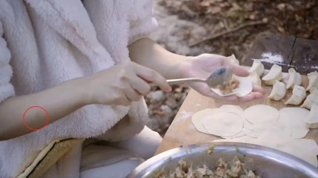 Triệu Lệ Dĩnh tung loạt khoảnh làm bánh bao mừng ngày Đông Chí, fan tinh mắt soi ra một chi tiết khác thường trên tay cô nàng - Ảnh 3