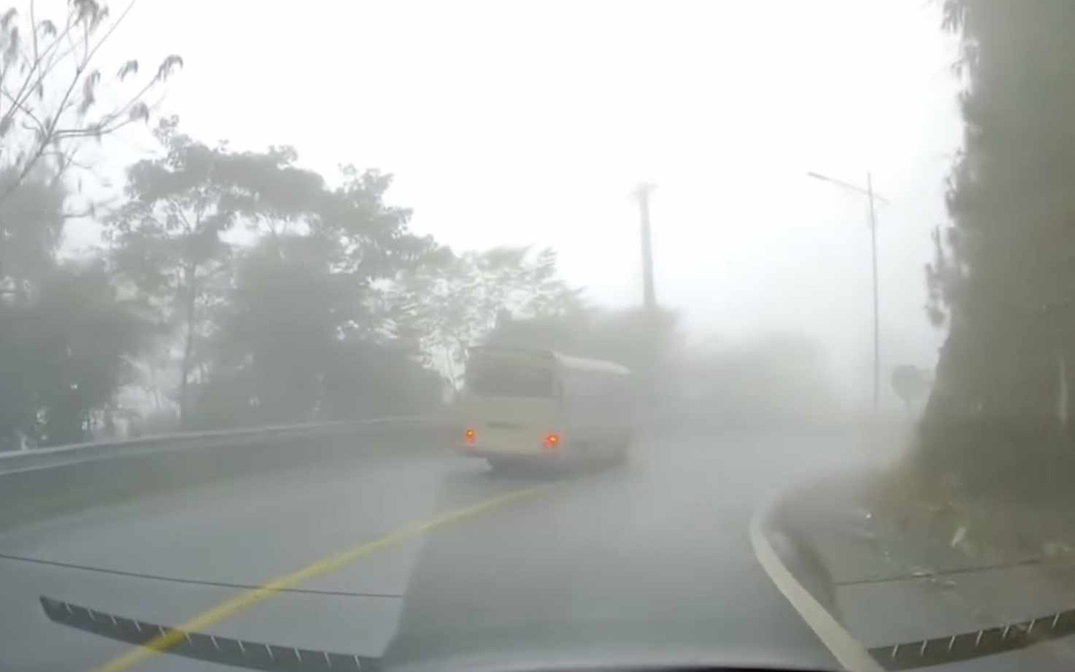 Hiện trường vụ xe khách chở gần 30 cán bộ hưu trí lao xuống vực đầy sương mù ở Tam Đảo - Ảnh 2