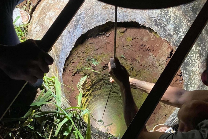 Nỗ lực gần 4 tiếng để giải cứu cô gái rơi xuống giếng sâu 18m ở Đắk Lắk - Ảnh 1