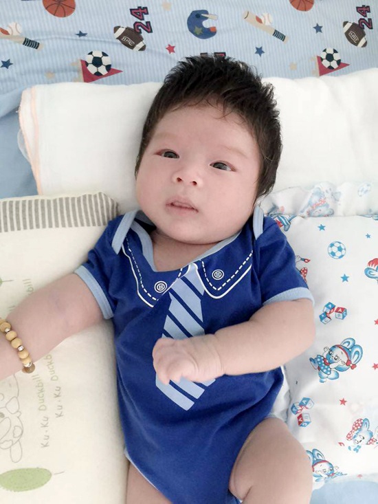 Nhật Kim Anh chịu khổ sinh mổ em bé 4kg, nay con trai đầu gây bất ngờ với diện mạo giống hệt bố doanh nhân - Ảnh 1