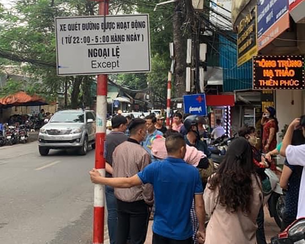 Hà Nội: Rúng động hiện trường một người phụ nữ bị đâm tử vong, nằm gục trên phố Hoàng Hoa Thám - Ảnh 2