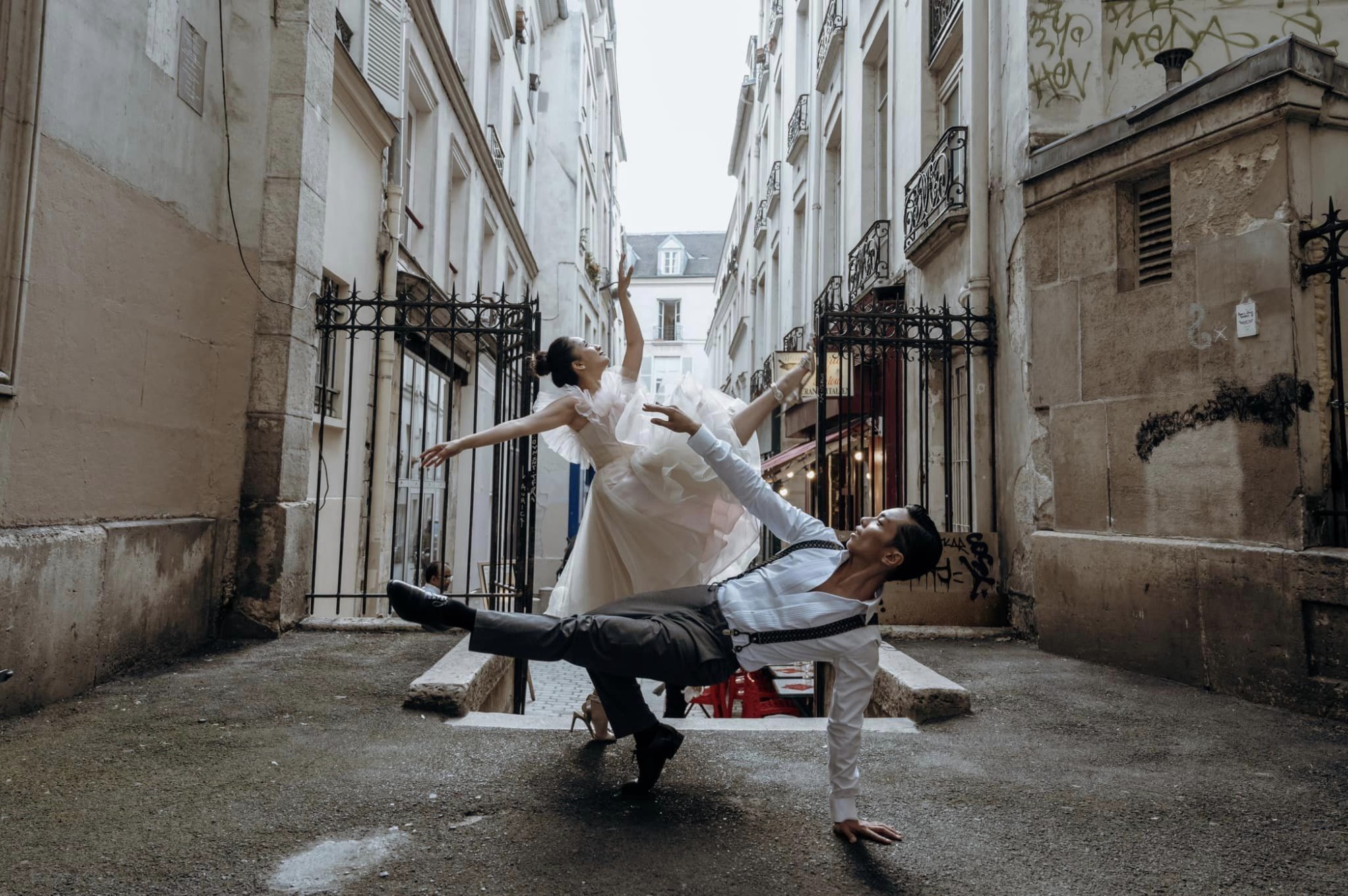 Phan Hiển và Khánh Thi tái hiện chuyện tình yêu gắn liền với nhảy múa trong bộ ảnh cưới chụp ở Pháp - Ảnh 7