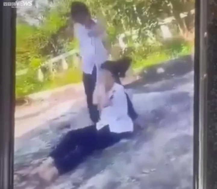 Phú Yên: Nữ sinh lớp 8 bị đánh đến nhập viện, chỉ biết ôm đầu chịu đòn - Ảnh 1
