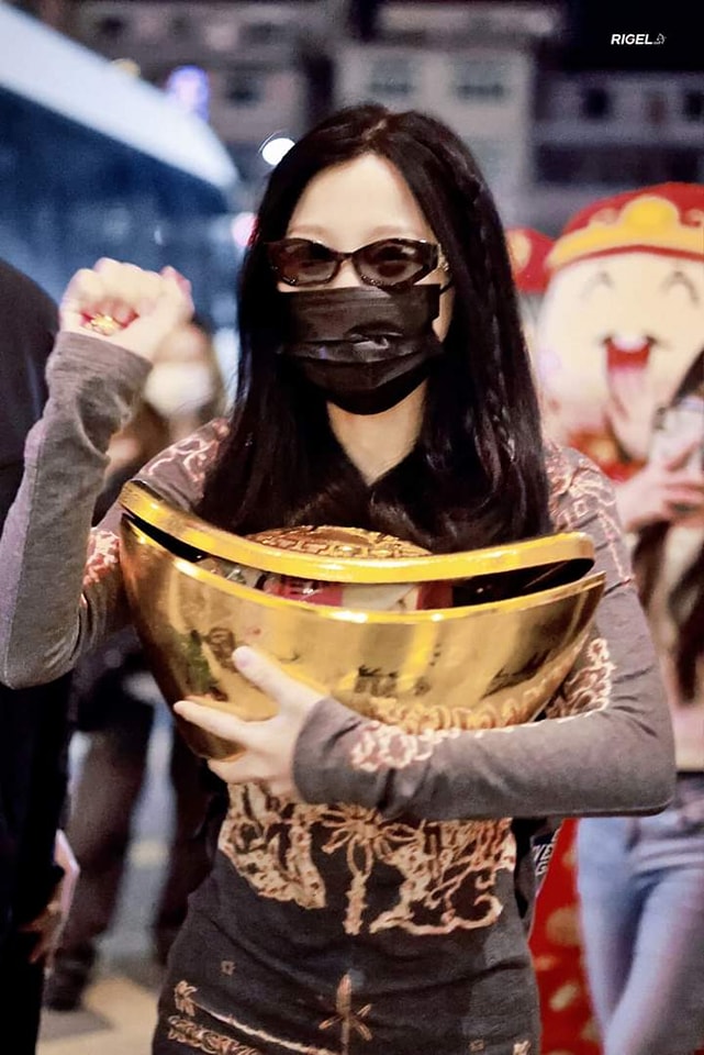 Fan Ngu Thư Hân 'chất lượng', cosplay Thần Tài đem tặng idol thỏi vàng siêu khổng lồ - Ảnh 8