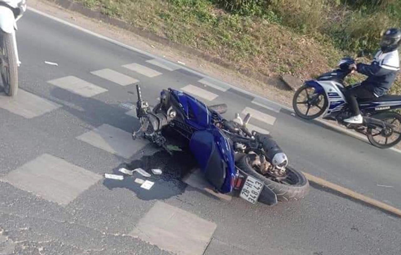 Hòa Bình: Xe môtô va chạm liên tiếp 2 ôtô khiến 2 người tử vong tại chỗ - Ảnh 2