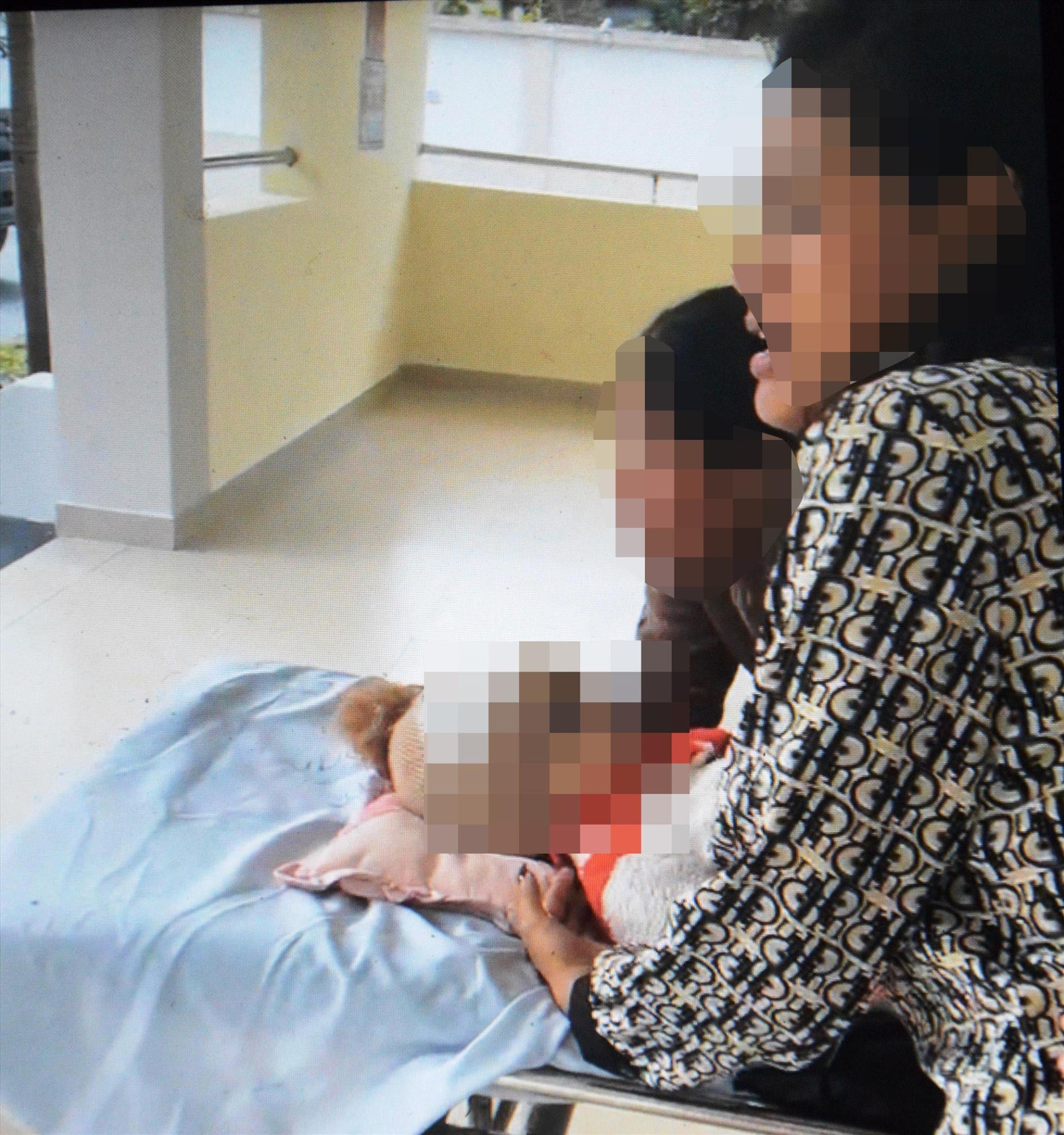 Quảng Ngãi: Bé trai 3 tuổi hóc hạt bí tử vong, người nhà tố bệnh viện tắc trách  - Ảnh 2