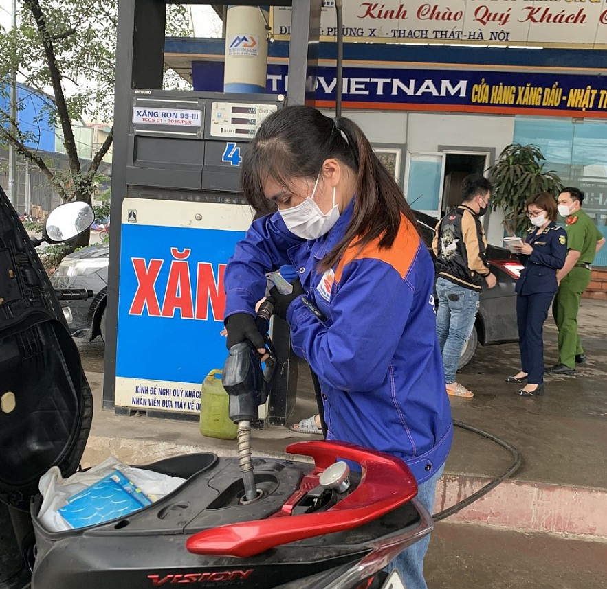 Công an vào cuộc vụ bán xăng 'rởm' giá cao tại Hà Nội - Ảnh 1