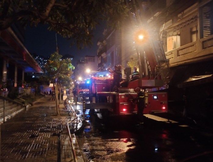Hiện trường vụ cháy chung cư ở quận 10: Huy động 13 xe chữa cháy, khẩn cấp sơ tán hàng trăm người dân - Ảnh 3