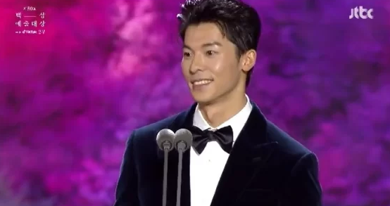 Hứa Quang Hán bảnh bao nói tiếng Hàn tại Lễ trao giải 'Giải thưởng nghệ thuật Baeksang 59': 'Tôi mong được giao lưu với các diễn viên Hàn Quốc' - Ảnh 2