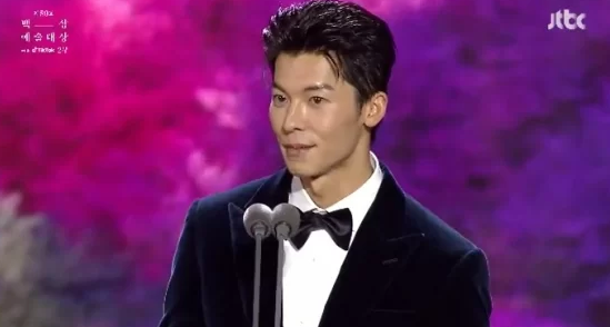 Hứa Quang Hán bảnh bao nói tiếng Hàn tại Lễ trao giải 'Giải thưởng nghệ thuật Baeksang 59': 'Tôi mong được giao lưu với các diễn viên Hàn Quốc' - Ảnh 4