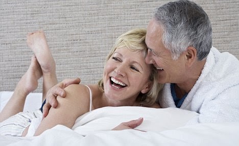 Bí quyết giúp đời sống 'chăn gối' vợ chồng luôn 'sung sức' dù có bước sang tuổi 50 - Ảnh 1
