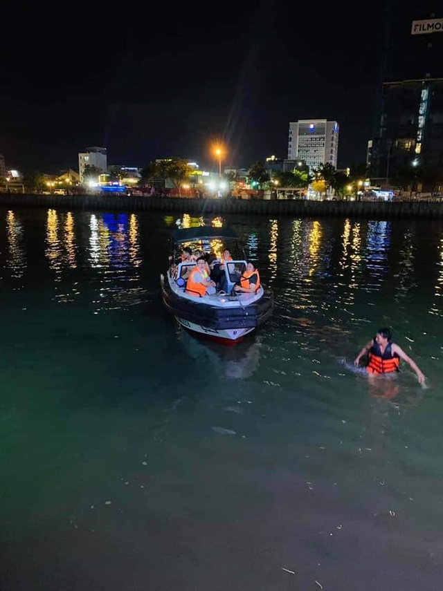 Đà Nẵng: Tàu du lịch chở 70 khách bị mắc cạn trên sông Hàn - Ảnh 2
