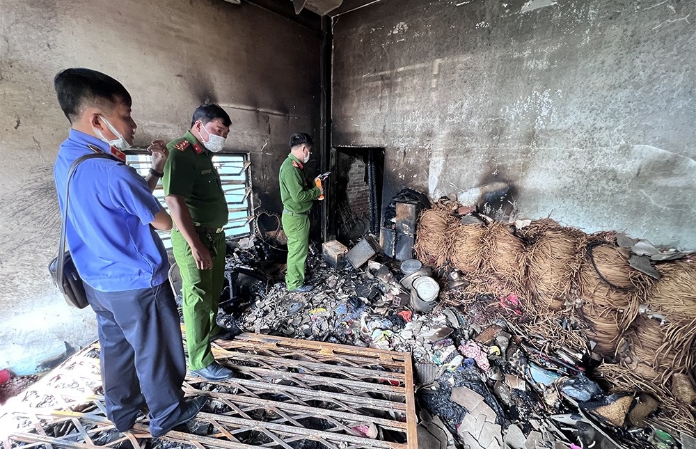 Rùng rợn kẻ phóng hỏa đốt nhà khiến 2 mẹ con tử vong thương tâm ở An Giang: Bắt giữ nghi phạm - Ảnh 3