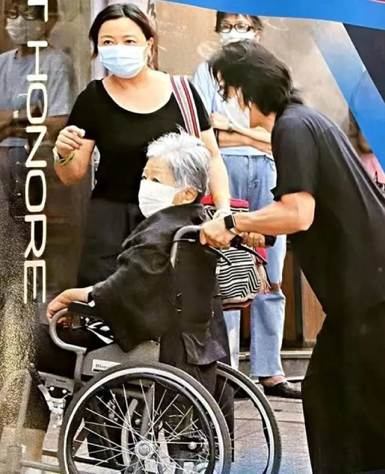 Tài tử Trịnh Y Kiện đẩy xe lăn đưa mẹ già đi dạo công viên - Ảnh 1