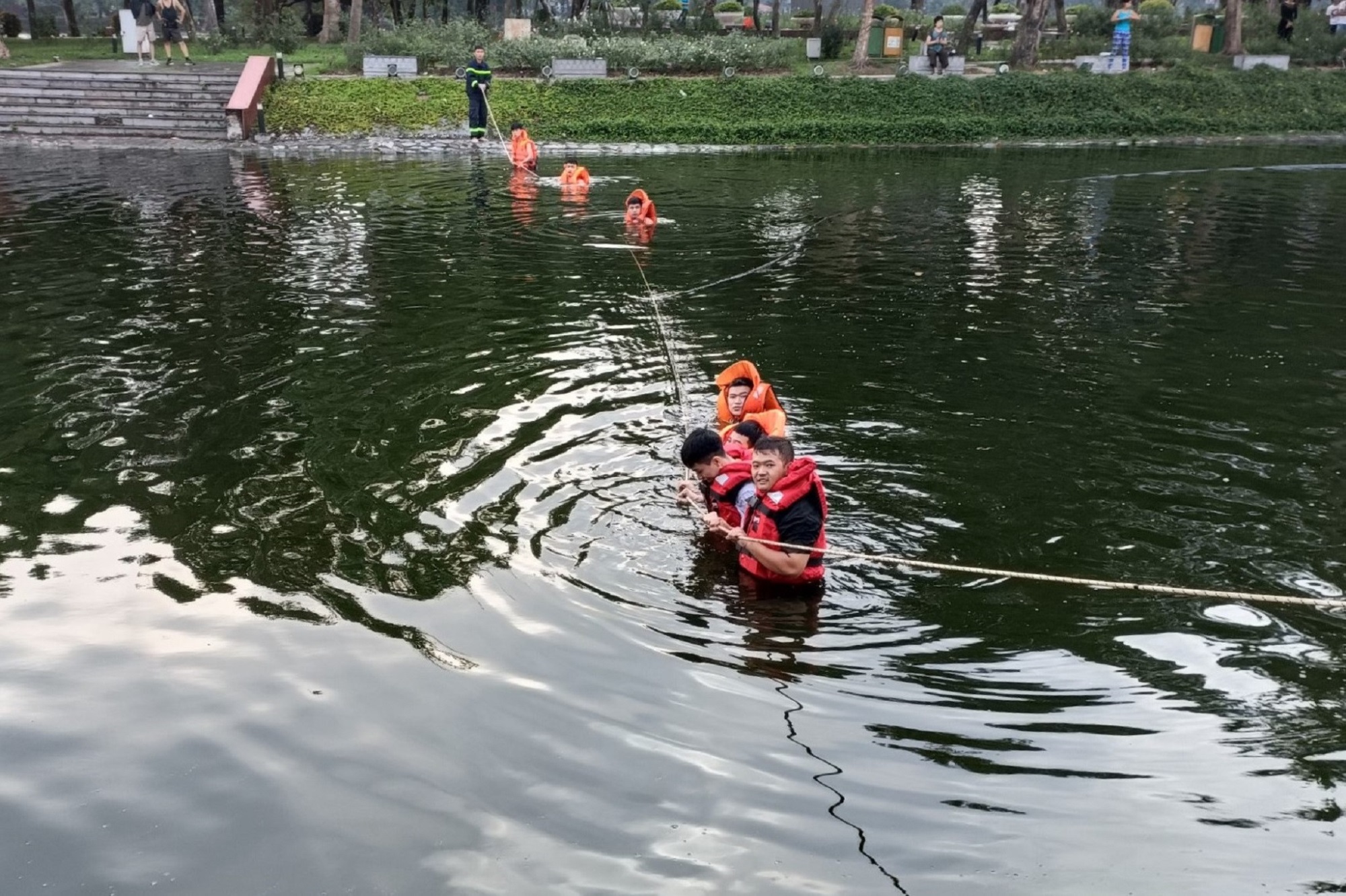 Hà Nội: Đã tìm thấy thi thể của bé trai rơi xuống hồ ở công viên Thống Nhất - Ảnh 2
