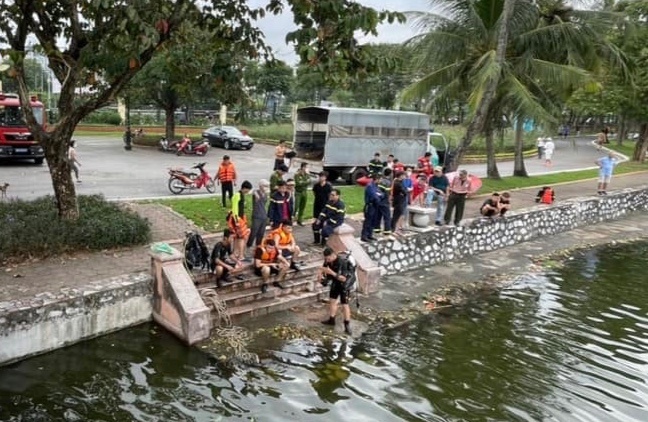 Hà Nội: Đã tìm thấy thi thể của bé trai rơi xuống hồ ở công viên Thống Nhất - Ảnh 1