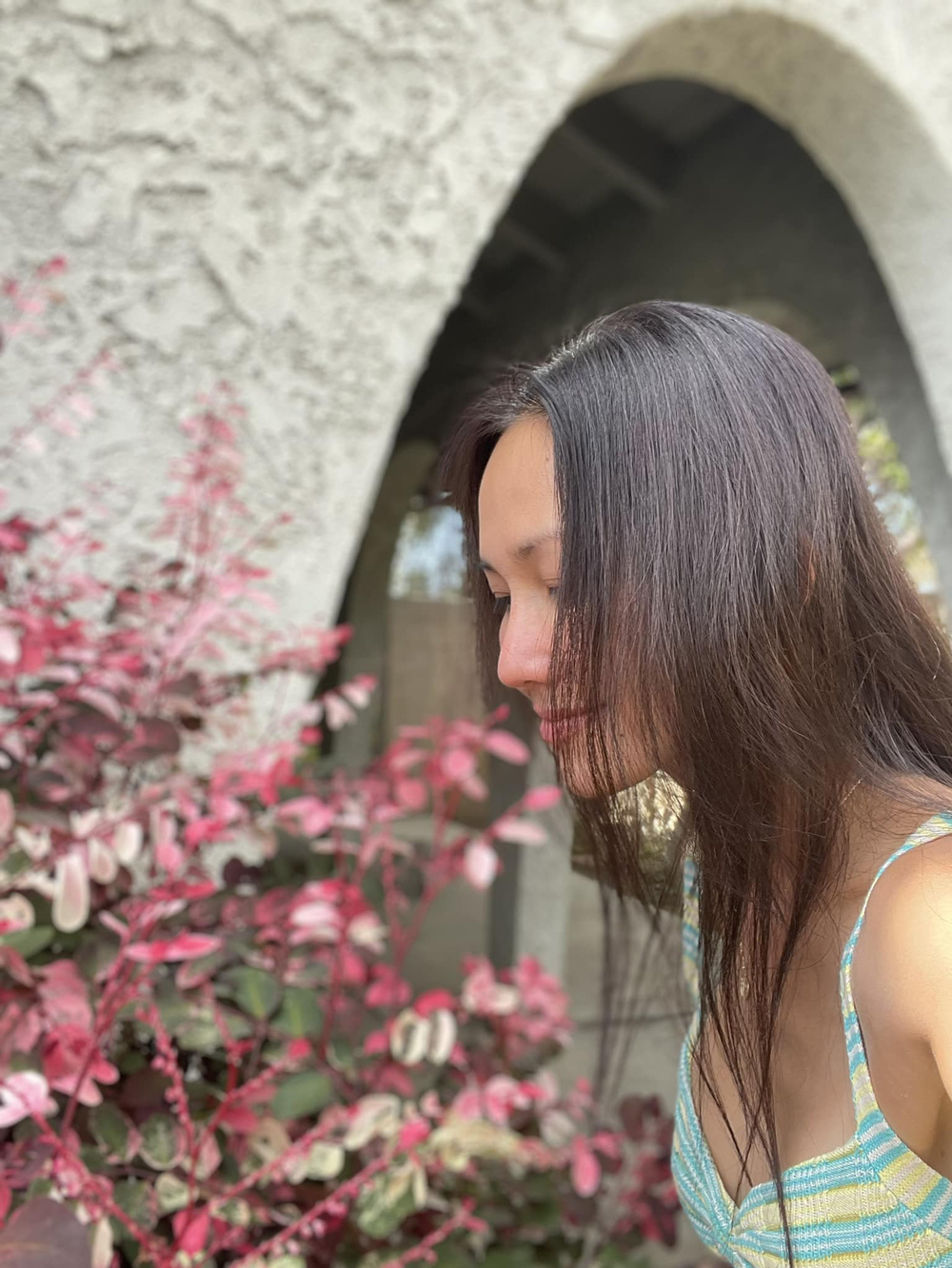 Diễn viên Kim Hiền sống trong biệt thự đầy hoa lá, xanh mướt bốn mùa - Ảnh 9
