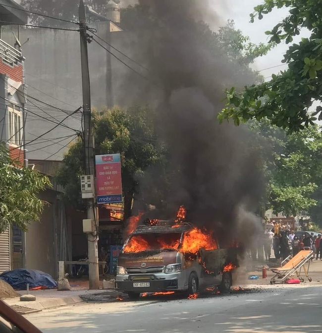 Vụ xe cấp cứu bị cháy rụi ở Điện Biên: Nạn nhân bị bỏng trên 40% là sản phụ câm điếc bẩm sinh - Ảnh 1