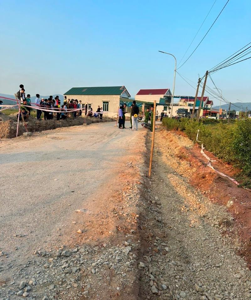 Trượt ngã đoạn đường đang thi công, một học sinh lớp 9 ở Thanh Hoá bị xe tải cán tử vong - Ảnh 1