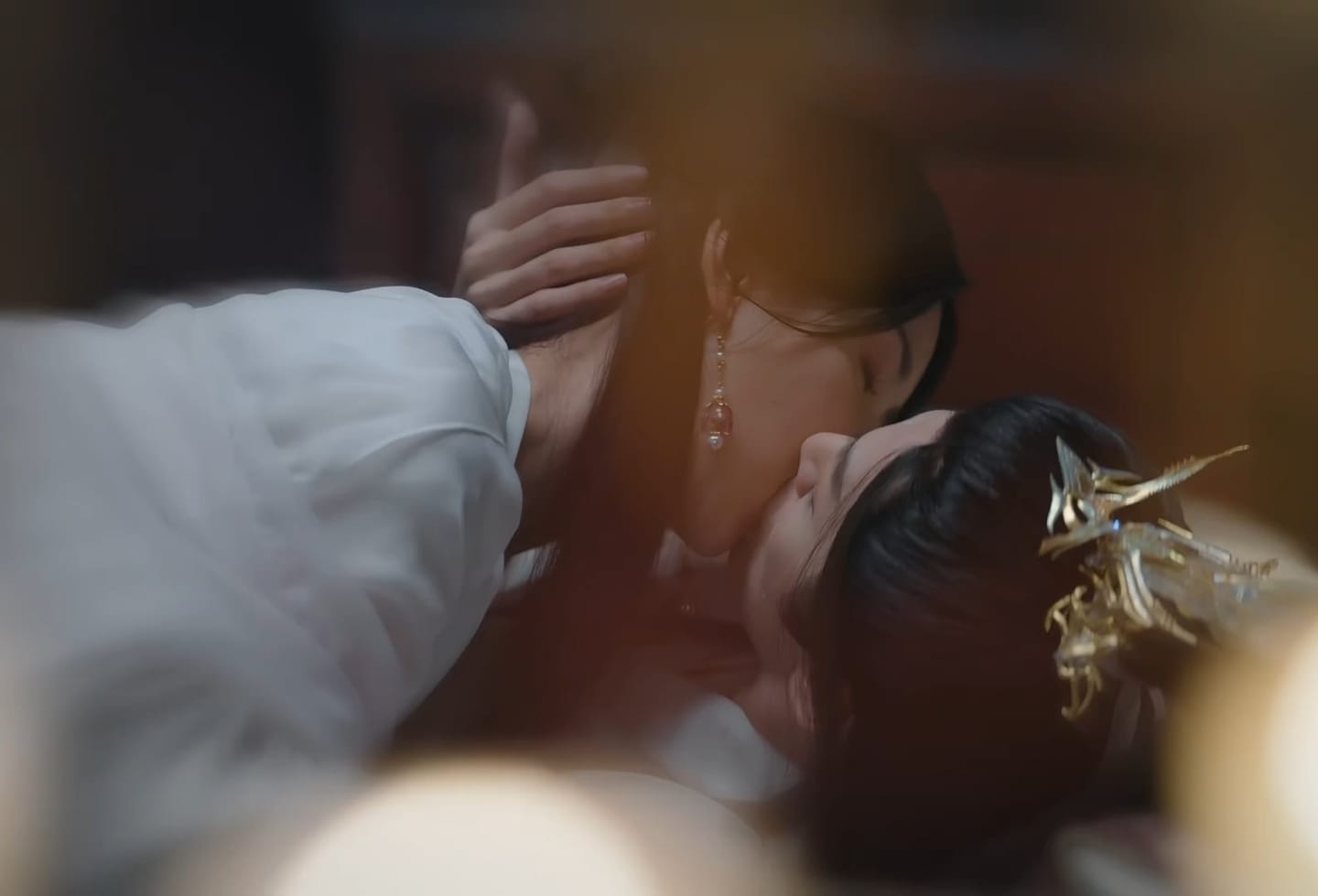 Netizen soi ra 'giọt máu mũi' của Trần Đô Linh ở cảnh 'giường chiếu' với Đặng Vi trong Trường Nguyệt Tẫn Minh - Ảnh 3