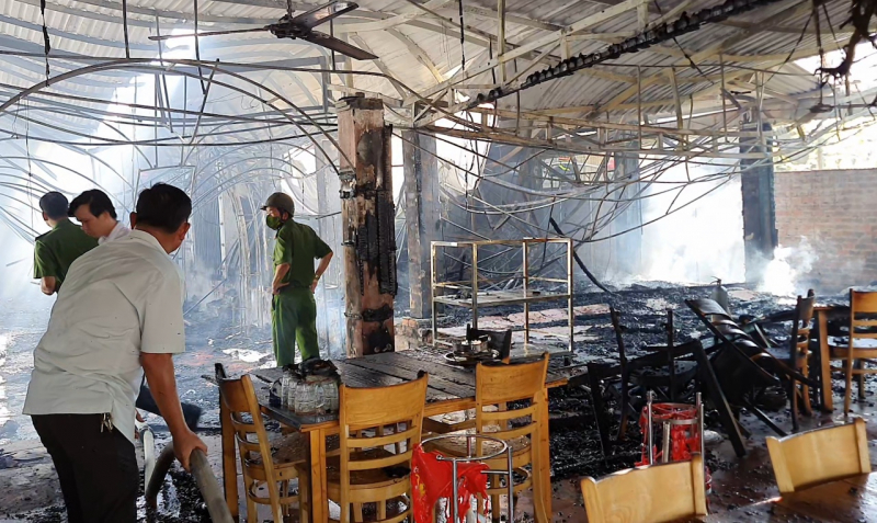 Cháy lớn thiêu rụi quán lẩu dê rộng hàng trăm mét vuông ở Tiền Giang - Ảnh 2