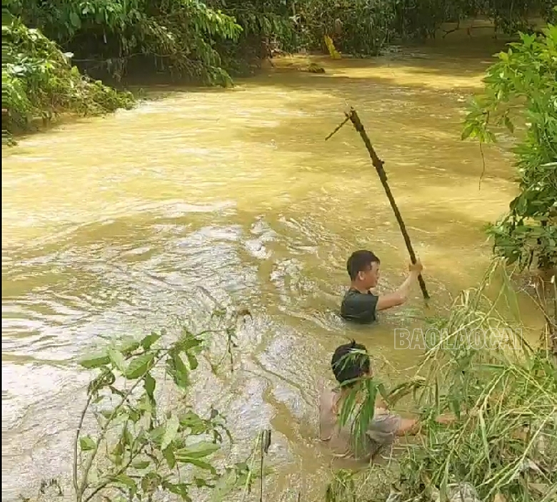 Thương tâm: Cháu bé 2 tuổi ở Lào Cai bị lũ ống cuốn trôi mất tích - Ảnh 2