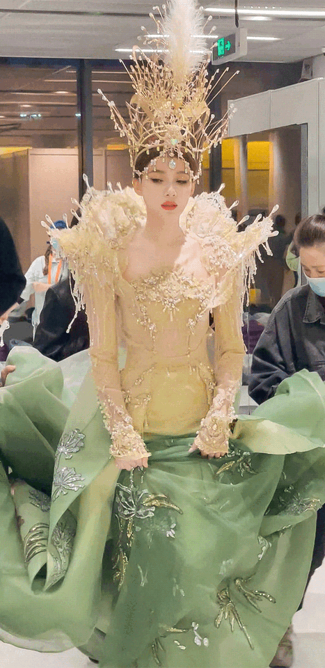 Cận cảnh trang phục trình diễn của Tôn Di tại lễ khai mạc Kim Ưng năm 2022 - Ảnh 14