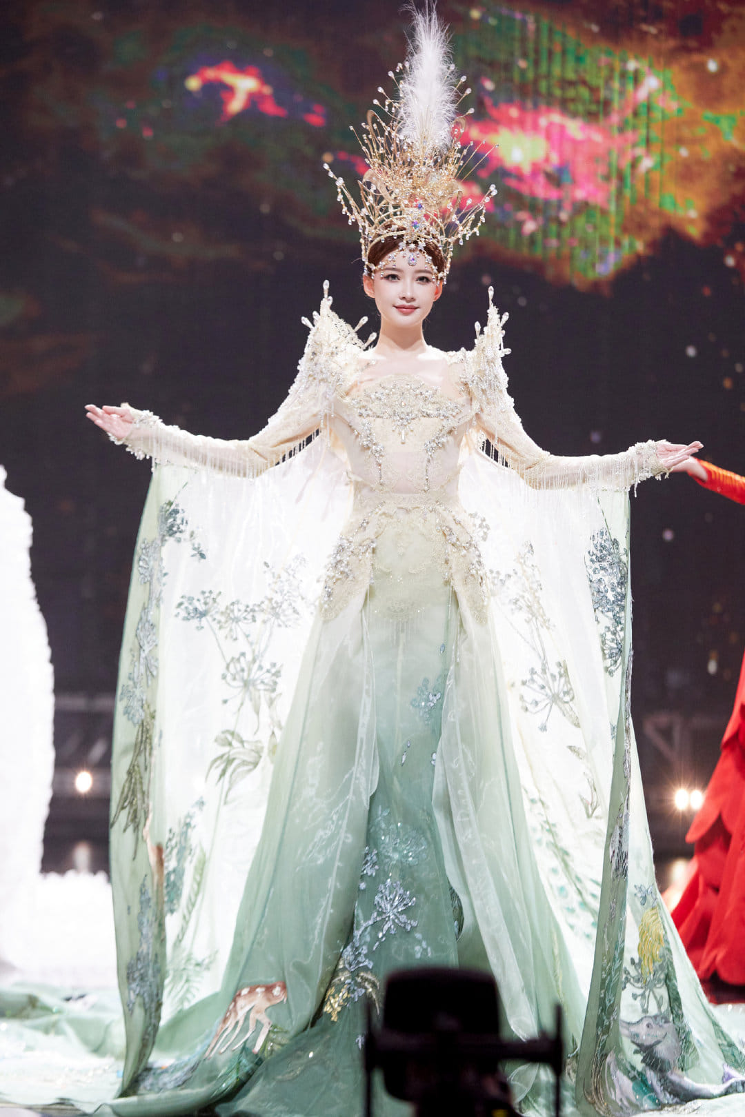 Cận cảnh trang phục trình diễn của Tôn Di tại lễ khai mạc Kim Ưng năm 2022 - Ảnh 5