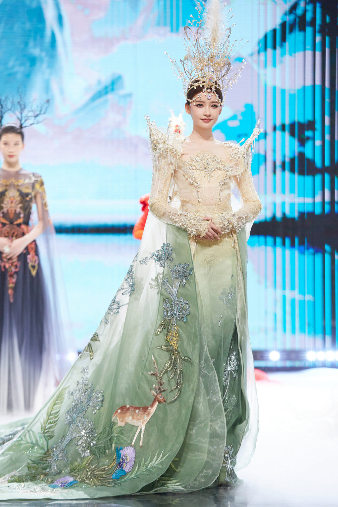 Cận cảnh trang phục trình diễn của Tôn Di tại lễ khai mạc Kim Ưng năm 2022 - Ảnh 11