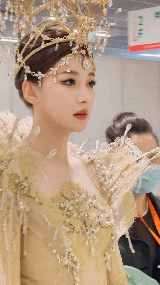 Cận cảnh trang phục trình diễn của Tôn Di tại lễ khai mạc Kim Ưng năm 2022 - Ảnh 13