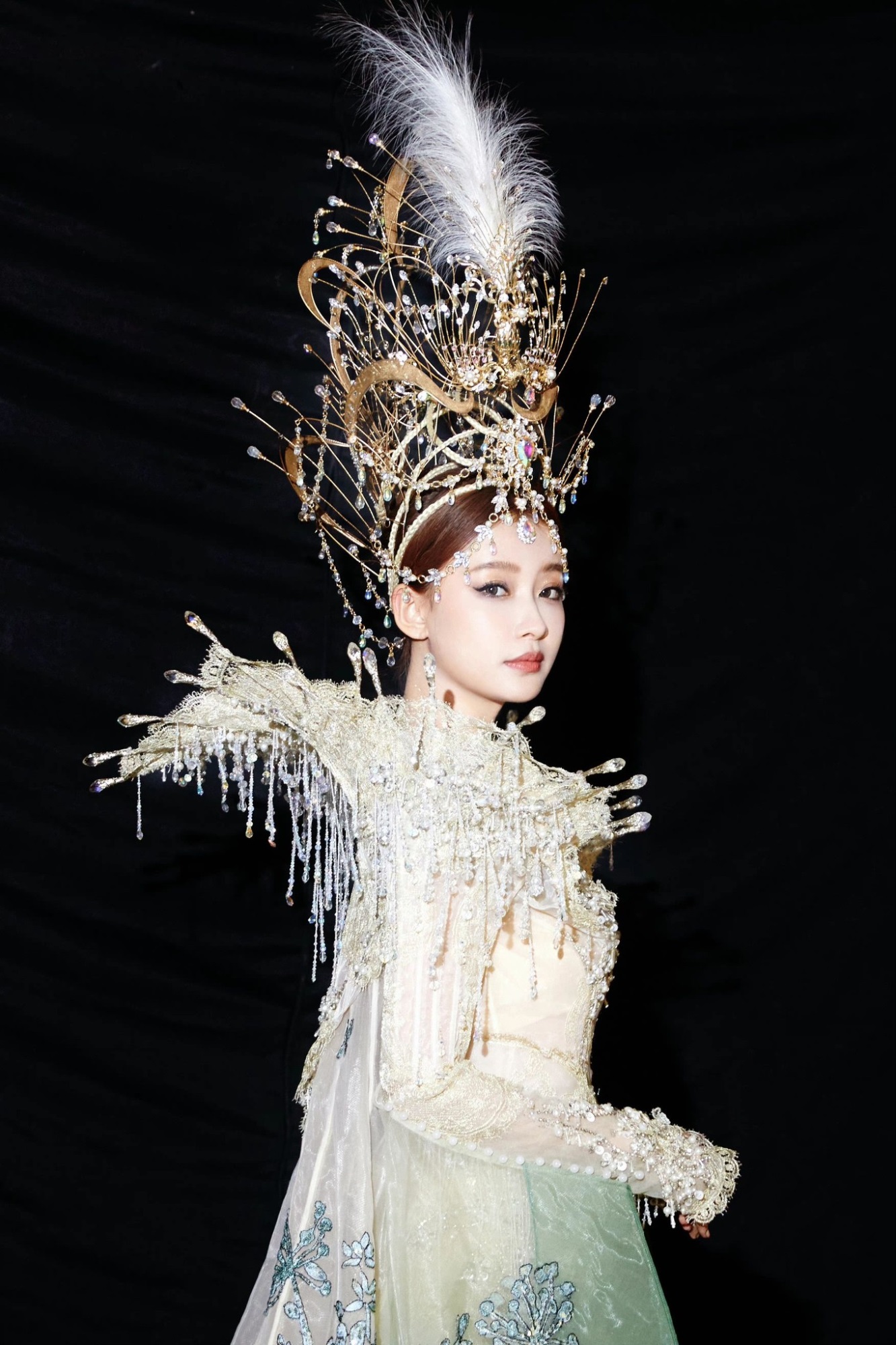 Cận cảnh trang phục trình diễn của Tôn Di tại lễ khai mạc Kim Ưng năm 2022 - Ảnh 3